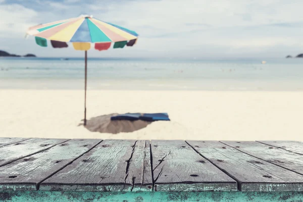 Plateau vide de table en bois et vue sur fond de plage tropicale — Photo