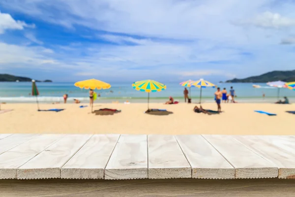 Pusty top, drewniany stół i widok na tle tropikalnej plaży — Zdjęcie stockowe