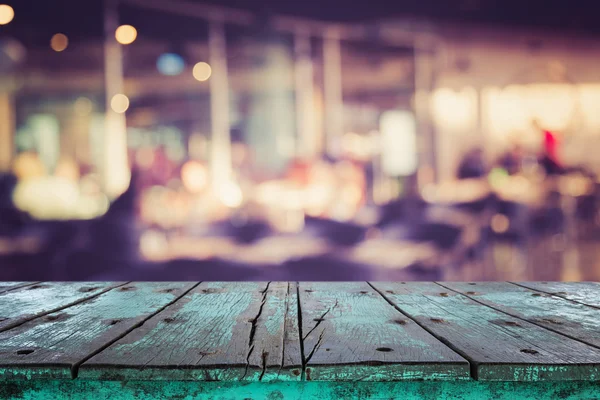 Mesa de madera superior vacía y desenfoque abstracto con fondo bokeh — Foto de Stock