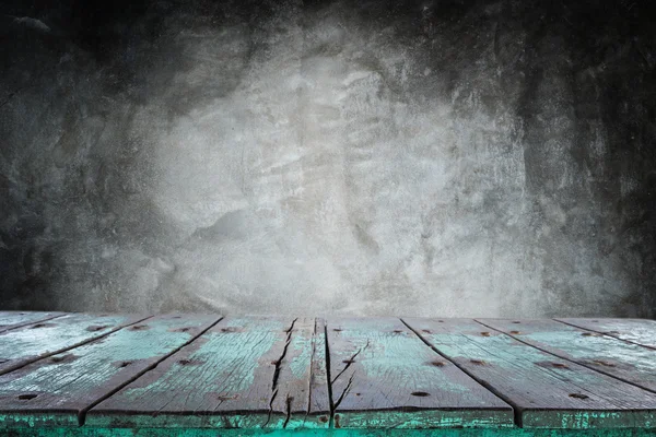 Порожній верхній дерев'яний стіл на фоні кам'яної стіни — стокове фото