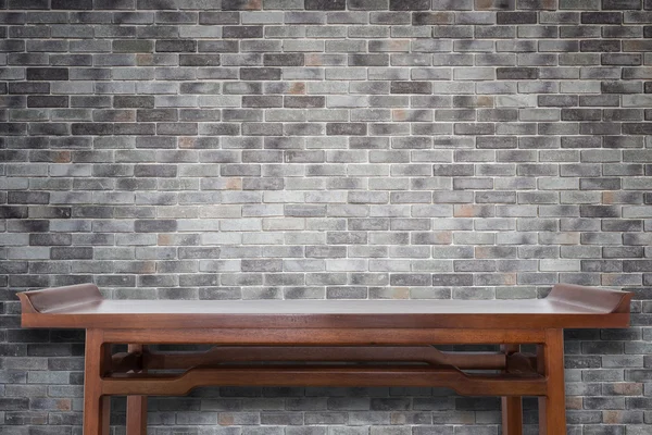 Άδειο τραπέζι ξύλινο και φυσική πέτρα φόντο τοίχο — Φωτογραφία Αρχείου
