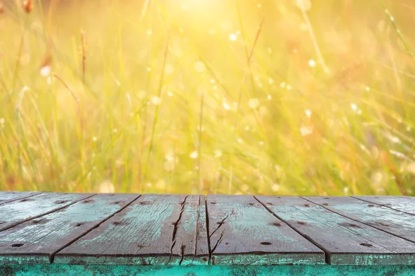 Mesa de madeira superior vazia e bokeh embaçado abstrato ensolarado — Fotografia de Stock