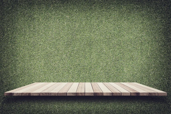 Prázdné horní části dřevěných polic a zelené zdi podtisk — Stock fotografie