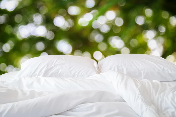 Sábanas y almohadas blancas y abstractas de luz borrosa —  Fotos de Stock