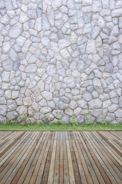 Mur extérieur en pierre décoratif dans le jardin — Photo