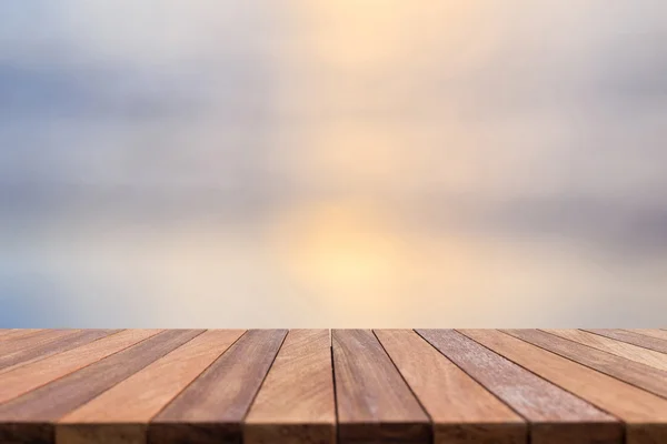 Tom toppen av trä bord och natur abstrakt suddig bakgrund — Stockfoto