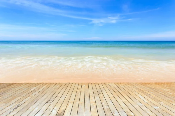 Pusty top, drewniany taras i widok na tropikalnej plaży — Zdjęcie stockowe