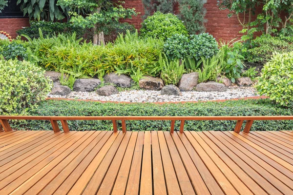 Decks ou pisos de madeira e plantas em jardim decorativo — Fotografia de Stock