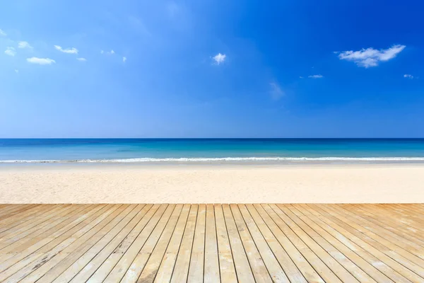 Empty top of wooden decking and view of tropical beach — Stock Photo, Image