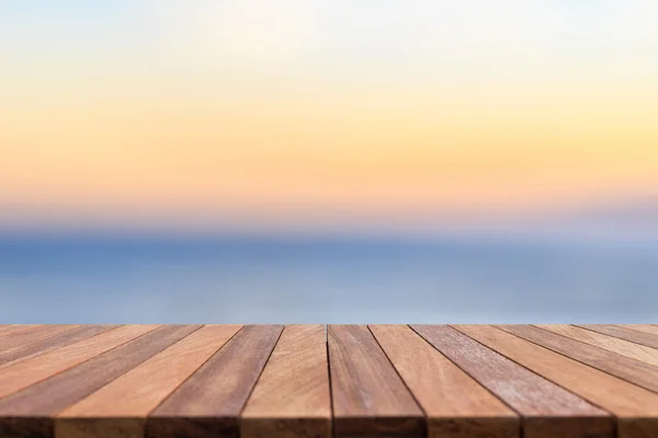 Lege top van houten tafel en natuur abstracte onscherpe achtergrond — Stockfoto