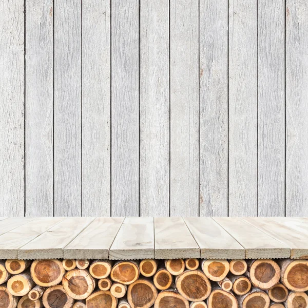 Plateau vide de table ou comptoir en bois sur fond de bois — Photo
