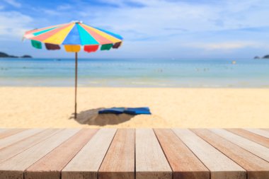 Ahşap masa ve doğa bulanık arka plan boş üst