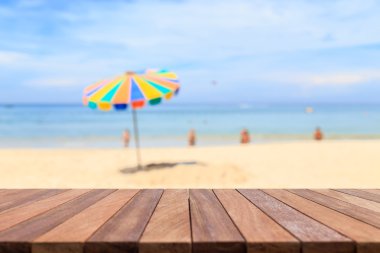 Ahşap masa ve doğa bulanık arka plan boş üst