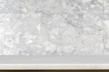 Doğal taş masa ve taş duvar arka plan boş üst 