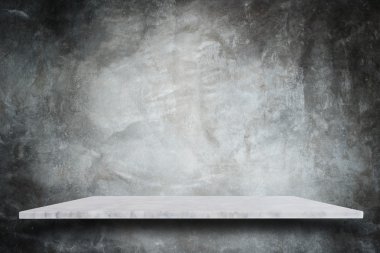 Doğal taş raflar ve taş duvar arka plan boş üst 