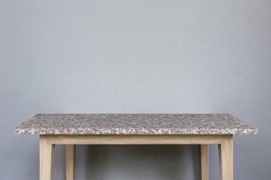 Doğal taş masa ve gri duvar arka plan boş üst