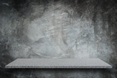 Doğal taş raflar ve taş duvar arka plan boş üst 