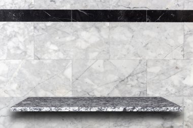 Doğal taş raflar ve taş duvar arka plan boş üst 