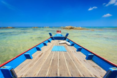 Ön tropikal deniz görünümü ve geleneksel Tay tekne 