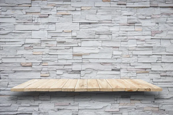 Άδειο ξύλινα ράφια και ιστορικό πέτρινο τοίχο. Για το προϊόν — Φωτογραφία Αρχείου