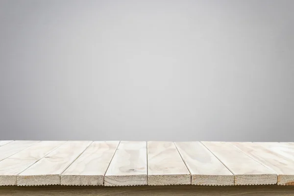 Table en bois vide et fond de mur en pierre naturelle — Photo