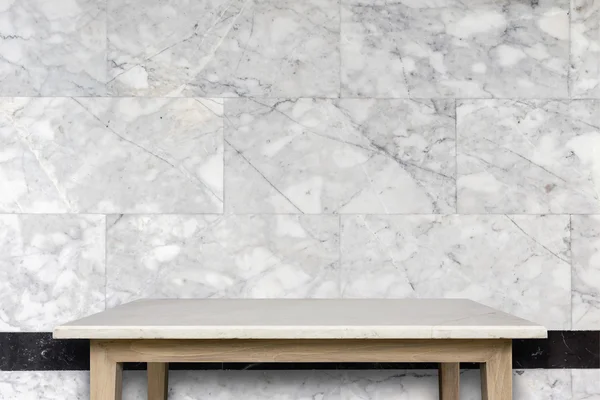 Leere Platte aus Naturstein Tisch und Steinmauer Hintergrund — Stockfoto