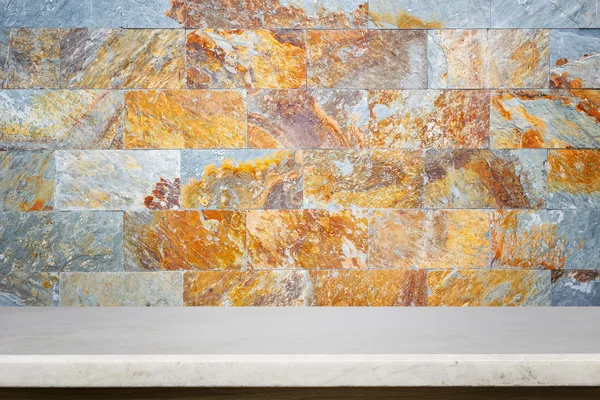 Пустой верх из натурального камня стол и каменная стена фон — стоковое фото