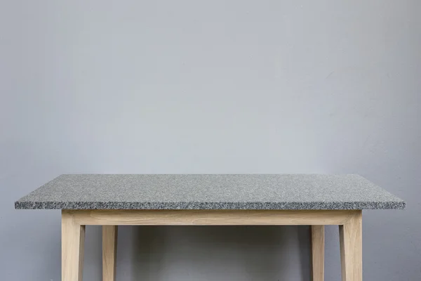 Порожній верхній частині природного кам'яного столу і сірий фон стіни — стокове фото