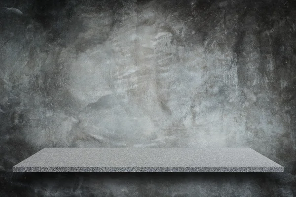 Doğal taş raflar ve taş duvar arka plan boş üst 