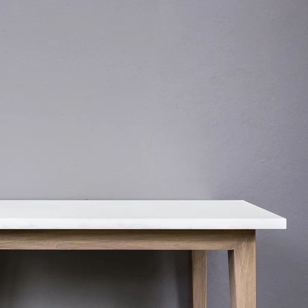 회색 벽 배경에 흰색 mable 돌 테이블의 빈 상단 — 스톡 사진