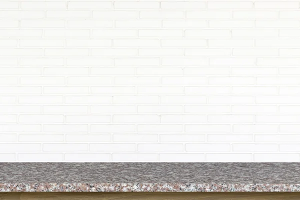 Prázdné horní části kamenný stůl na pozadí bílá cihlová zeď — Stock fotografie