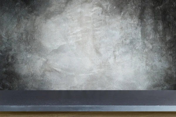 Leere Platte aus Naturstein Tisch und Steinmauer Hintergrund — Stockfoto