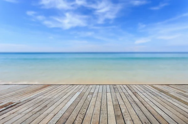 Oude houten vloeren en tropisch strand — Stockfoto