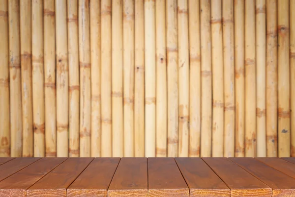 Tom top trähyllor och bambu vägg bakgrund — Stockfoto