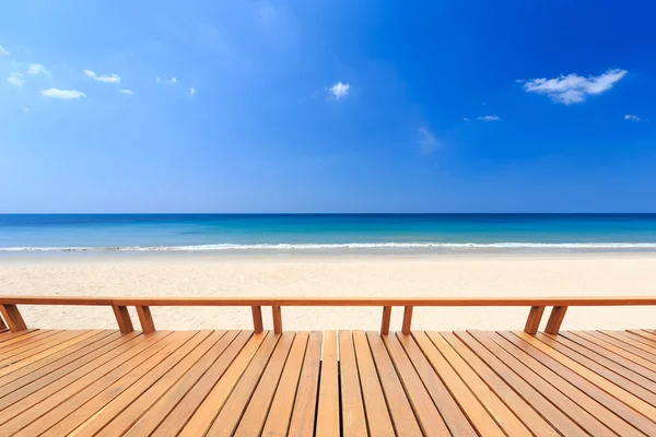 Wooden decking or flooring and tropical beach — Stock Photo, Image