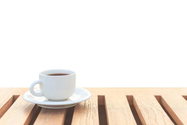 白い背景で隔離の木のテーブルの上にコーヒー カップ — ストック写真