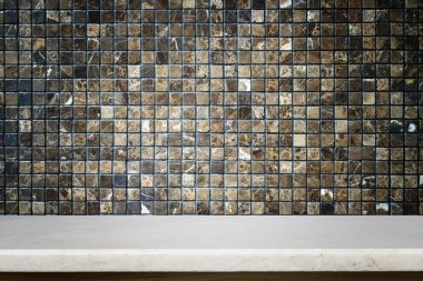 Doğal taş masa ve taş duvar arka plan boş üst 