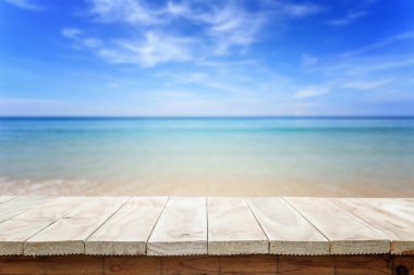 Ahşap masa veya sayaç ve tropikal plaj görünümünü boş üst 