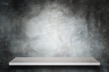 Doğal taş raflar ve taş duvar arka plan boş üst 