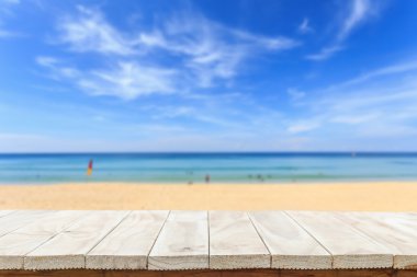 Ahşap masa veya sayaç ve tropikal plaj görünümünü boş üst 