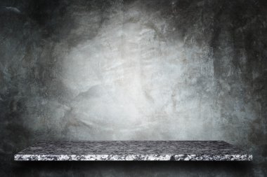 Doğal taş raflar ve taş duvar arka plan boş üst 