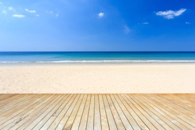 Ahşap zemin kaplaması ve tropikal plaj görünümünü boş üst 