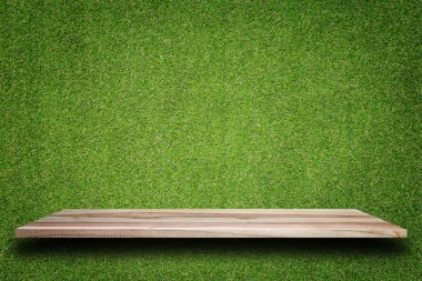 Ahşap raflar ve yeşil desen duvar arka plan boş üst 