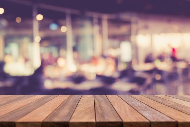 Boş üst ahşap masa ve bokeh arka plan ile bulanıklık 