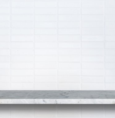 Doğal taş raflar ve taş duvar arka plan boş üst 