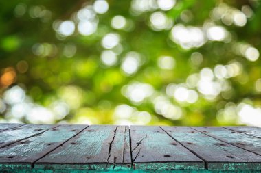 Boş üst ahşap masa ve güneşli soyut bulanık bokeh 