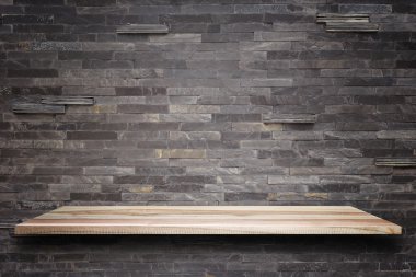 Boş üst ahşap raflar ve taş duvar arka plan