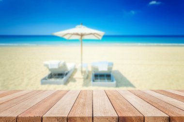 Ahşap masa veya sayaç ve tropikal plaj görünümünü boş üst