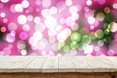 Boş üst ahşap masa ve bokeh arka plan ile bulanıklık 