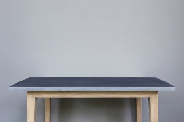 Doğal taş masa ve gri duvar arka plan boş üst